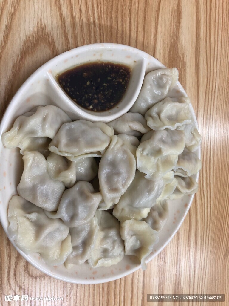 一盤餃子配蘸料