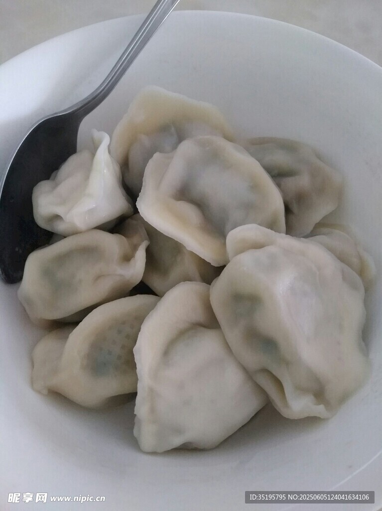 白碗中的美味餃子