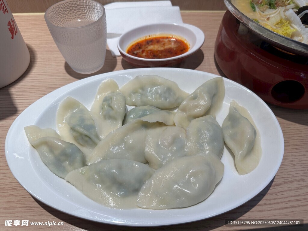 一盤美味餃子配蘸料