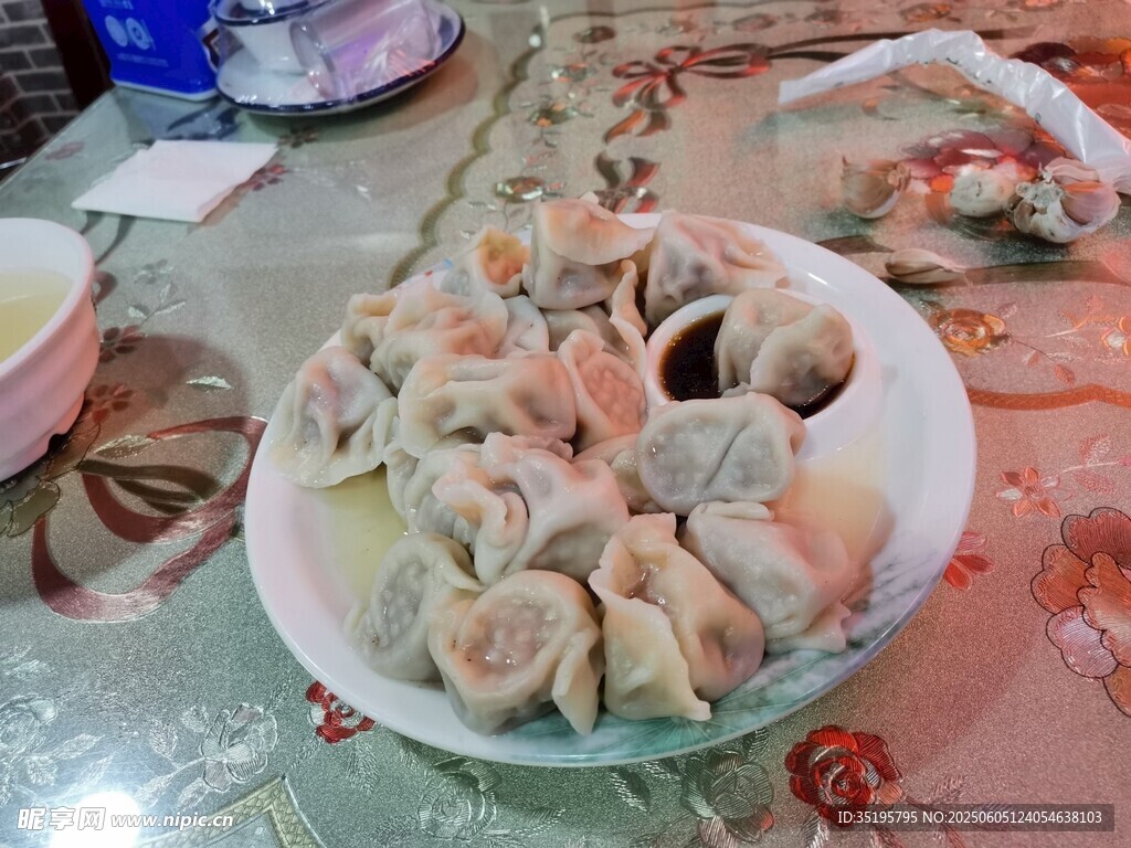 一碗美味餃子擺于桌前