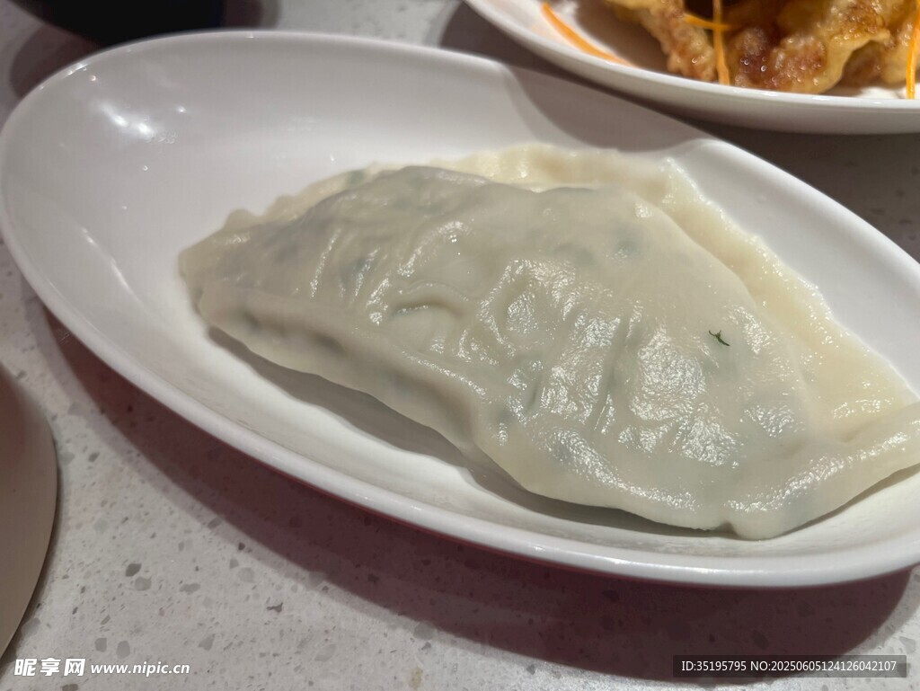 一盤白胖餃子