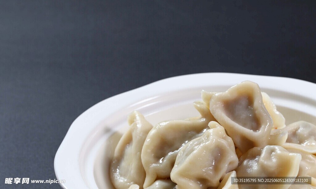 美味餃子擺放在白色盤中