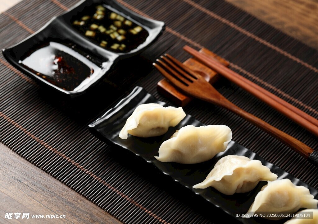 精致日式餃子與蘸料餐具