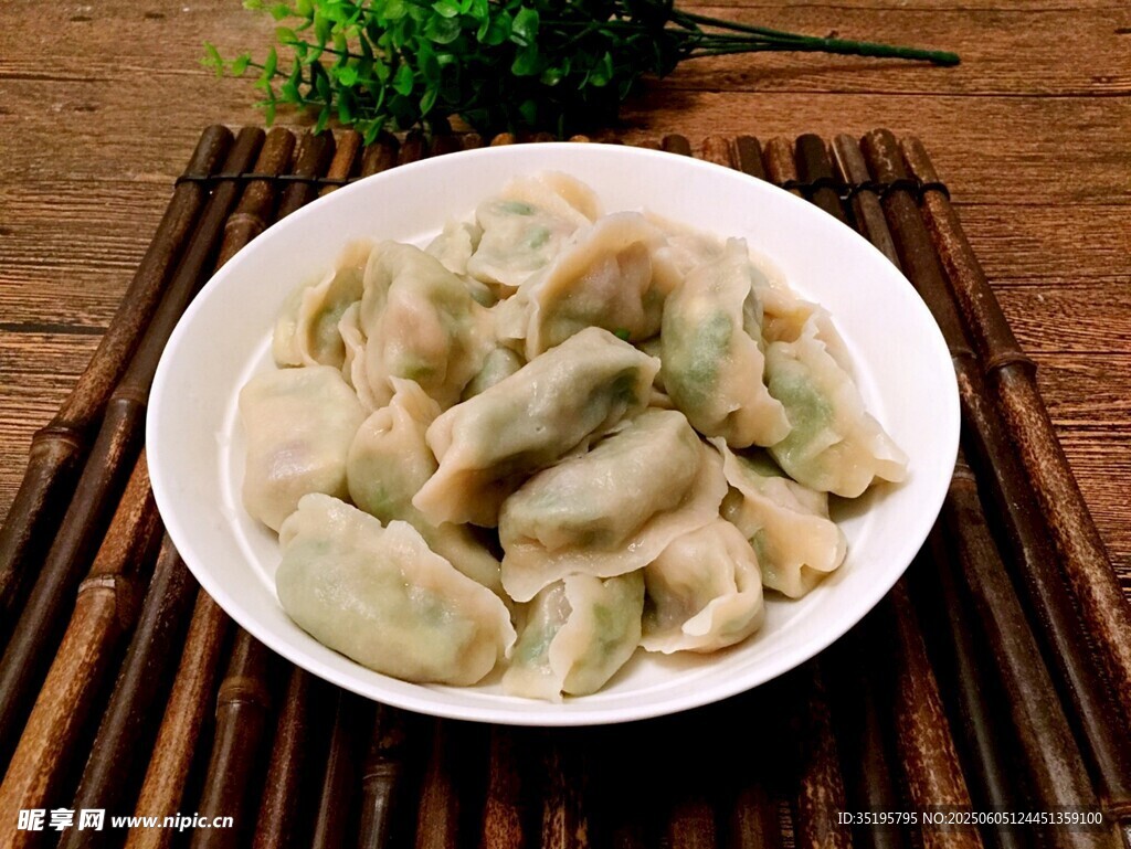 一盤美味餃子擺于竹席上