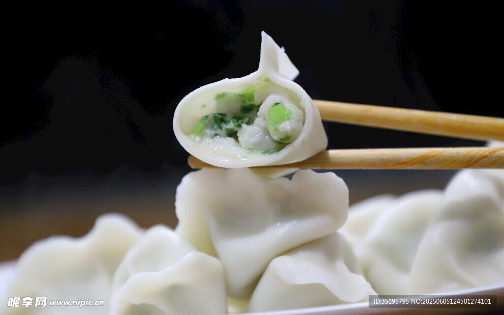 筷子夾起的美味餃子