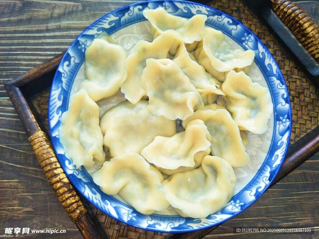 藍白盤里的美味餃子