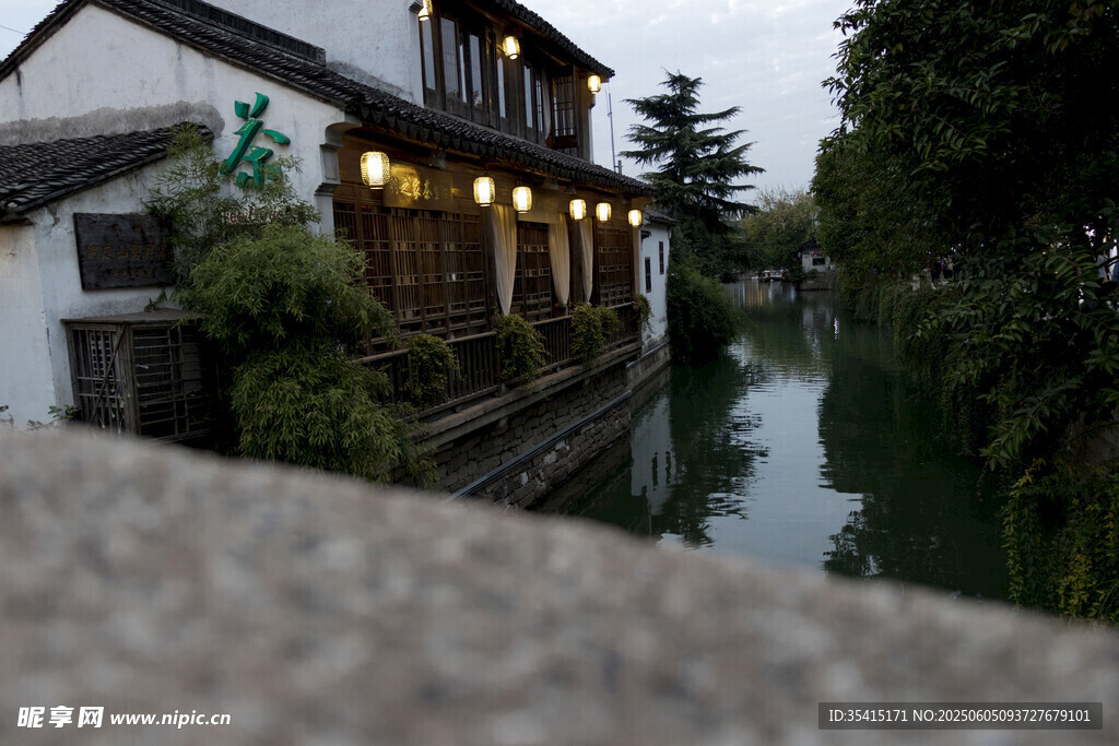江南水鄉(xiāng)夜景古宅小河畔