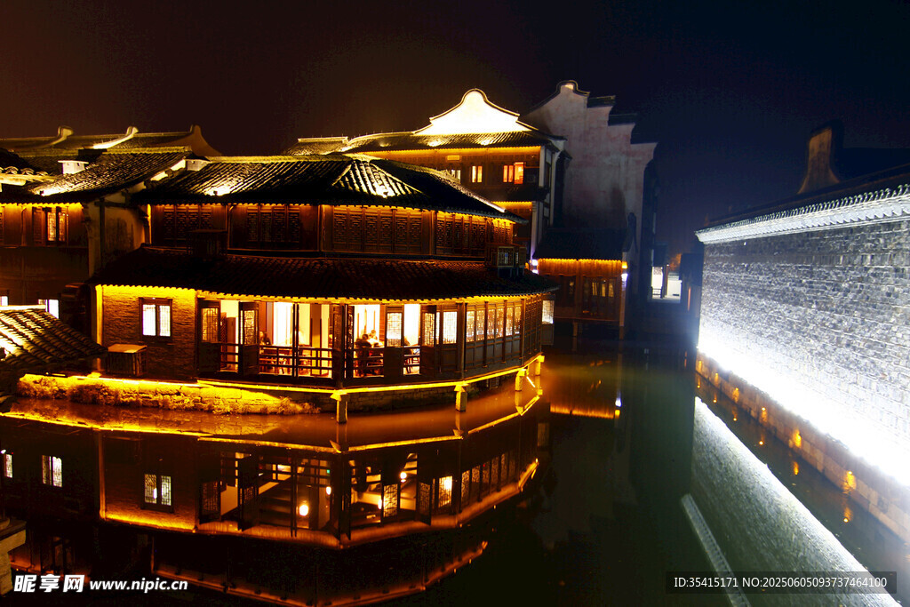 水鄉夜景古建筑燈光倒影