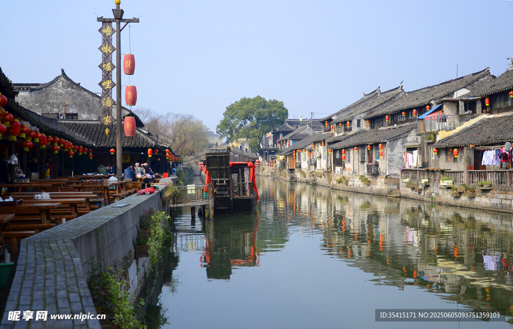 江南水鄉古鎮河道風景