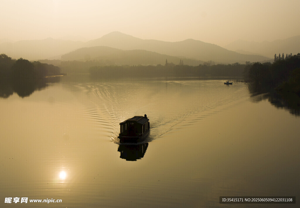 夕陽下湖面孤舟美景