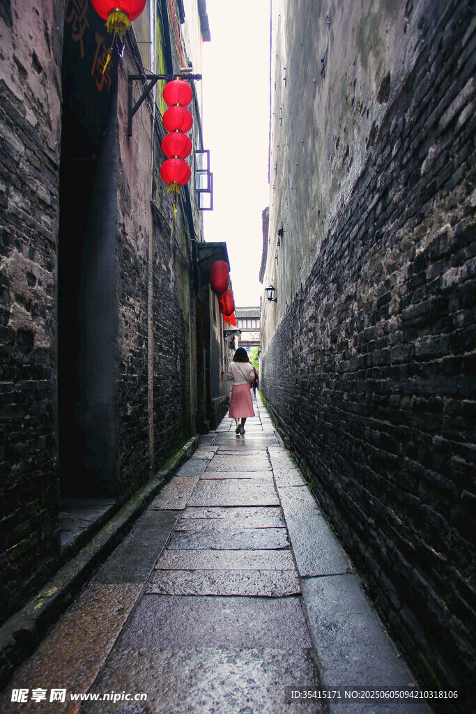 古巷幽深行人漫步