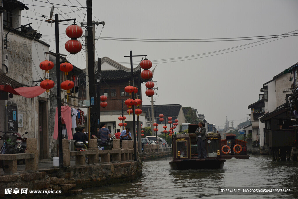 江南水鄉(xiāng)古鎮(zhèn)的熱鬧景象