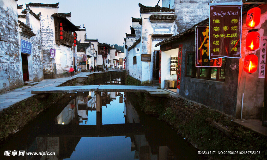 江南水鄉(xiāng)古巷夜景