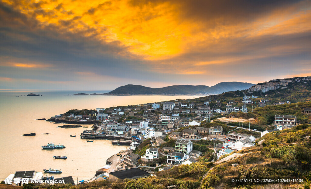 海濱小鎮(zhèn)的絢爛黃昏景色