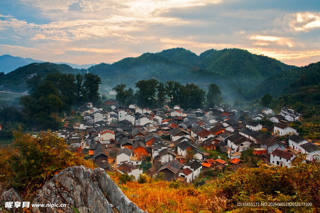 秋日山村美景俯瞰