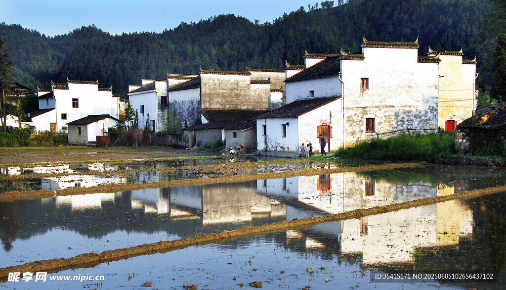 水鄉(xiāng)村落倒影如畫美景