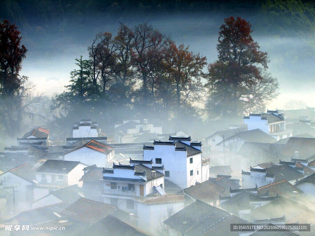霧中徽派村落美景