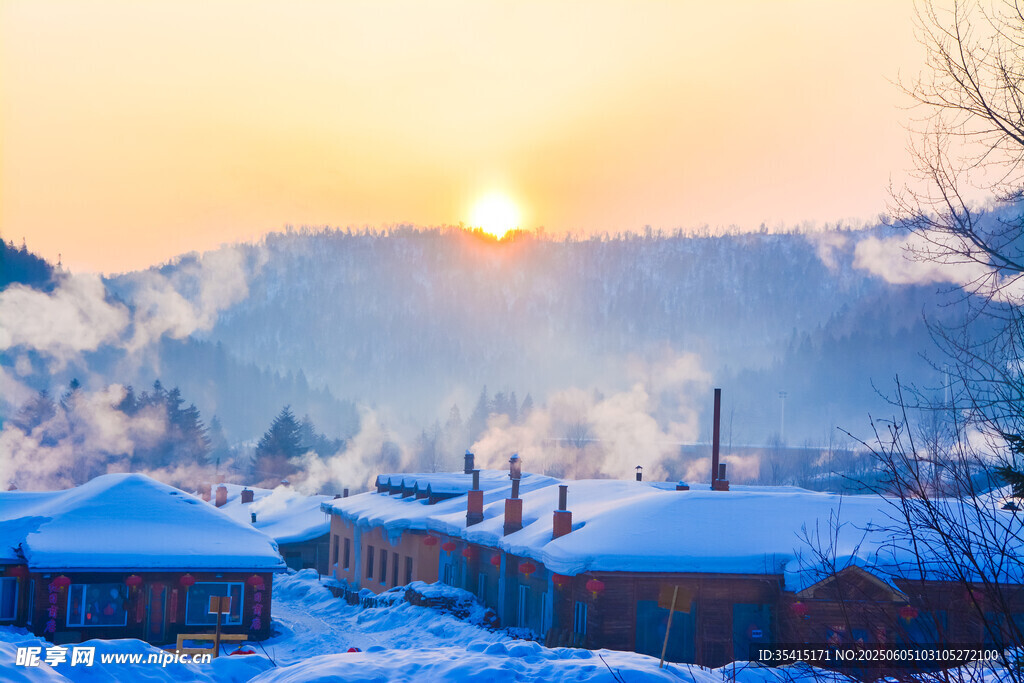 雪村夕陽下的寧靜美景