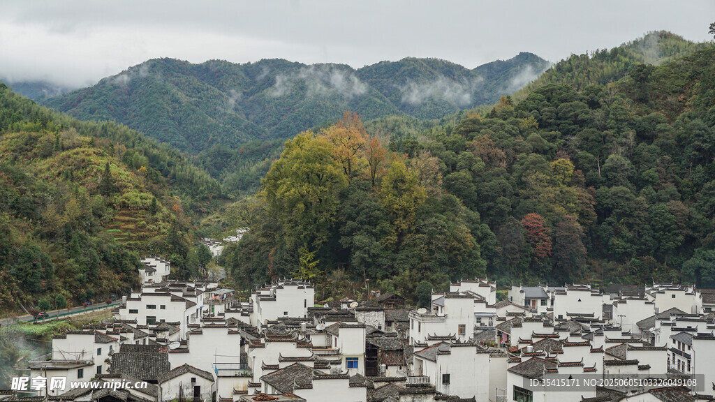 山村白屋映于青山之間