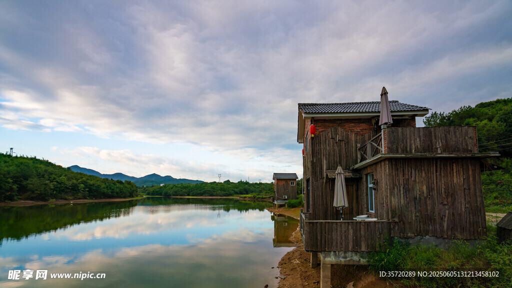 湖畔古建映于寧靜水面