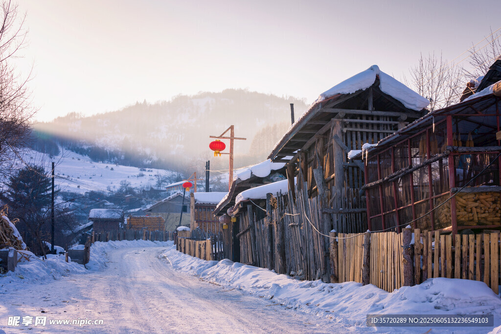 雪覆山村 古樸木屋紅燈籠