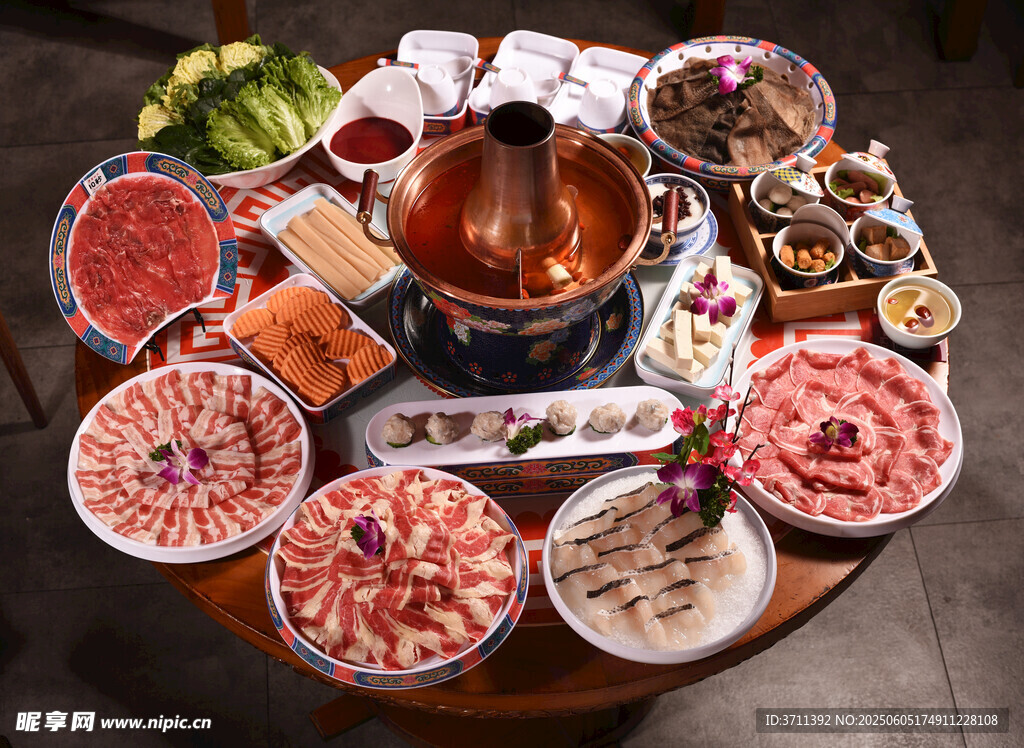 豐盛火鍋食材擺滿一桌