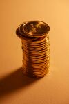 堆疊的金色硬幣