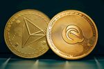 兩枚金色虛擬貨幣展示