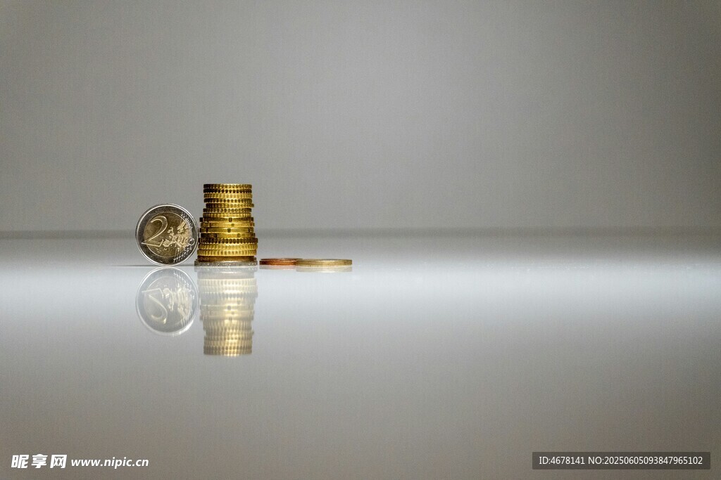 金幣堆疊展現(xiàn)財富質(zhì)感