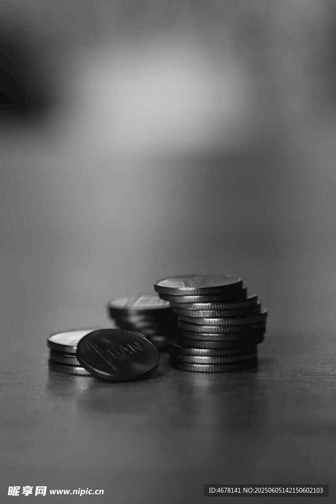 桌上堆疊的硬幣