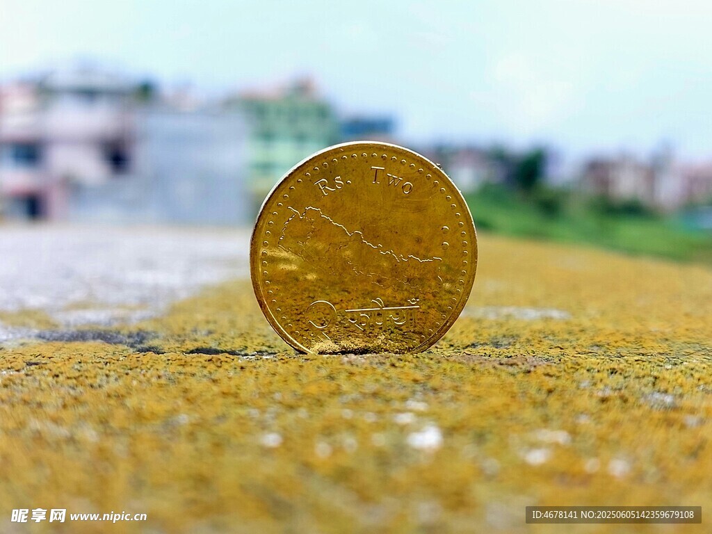 一枚硬幣立于黃色地面