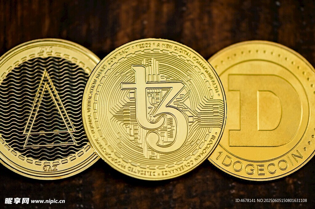 三枚加密數(shù)字貨幣展示