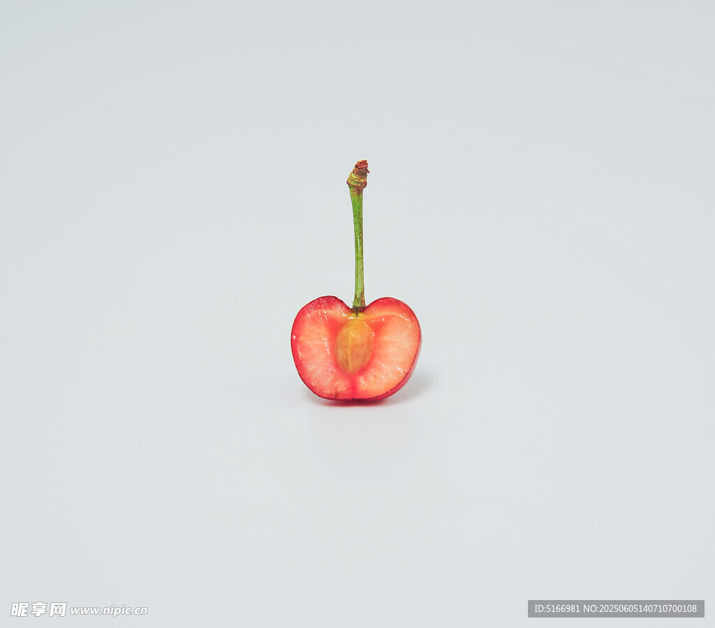 半顆鮮紅櫻桃特寫