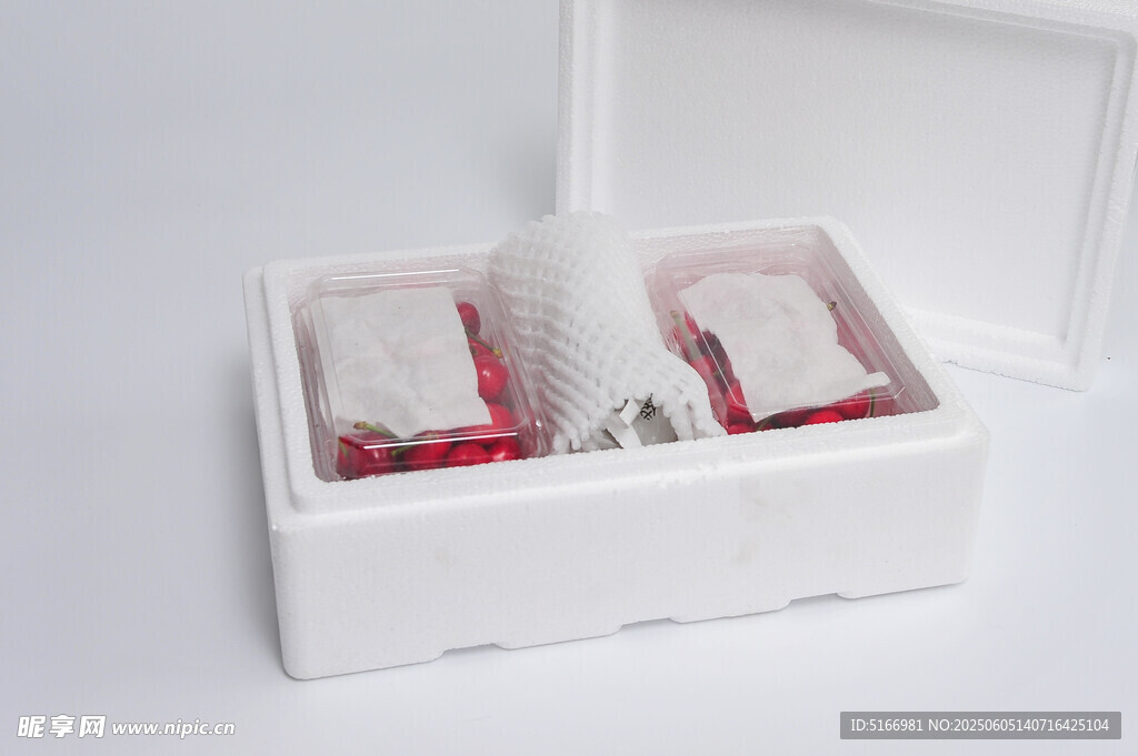 白色盒內(nèi)的物品展示