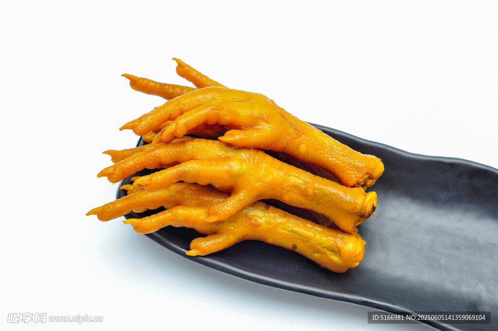 美味鹵雞爪擺于黑盤上
