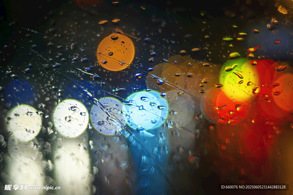 雨中車窗的斑斕燈光