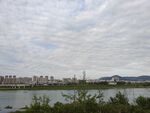 河畔城市風光遠眺