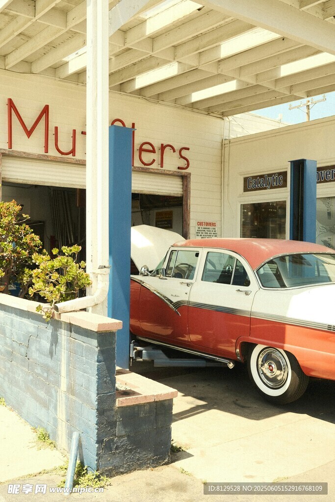 復(fù)古汽車停在Mullens店前