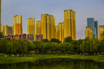 湖畔金色高樓城市美景