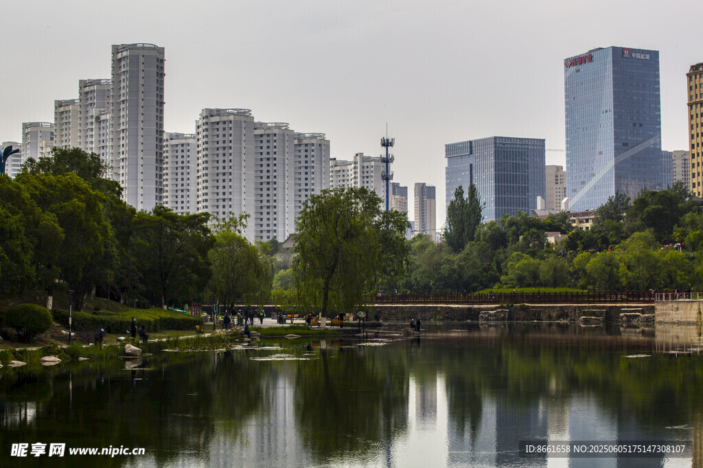 城市湖畔風景