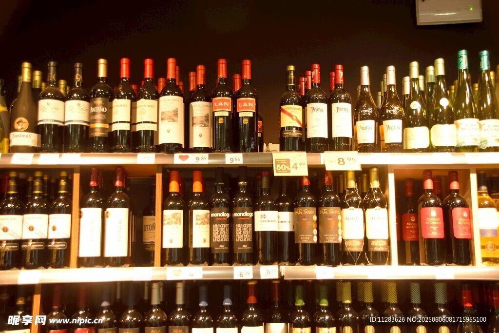 酒架上琳瑯滿目的葡萄酒