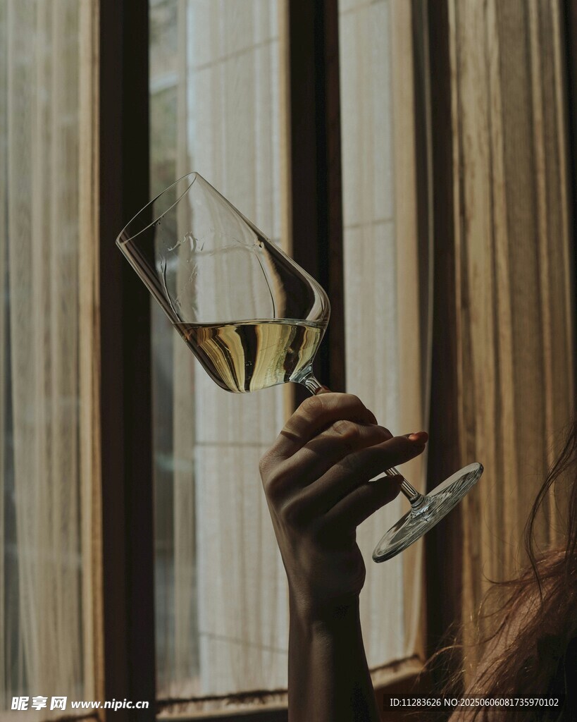 窗邊手持酒杯的愜意瞬間