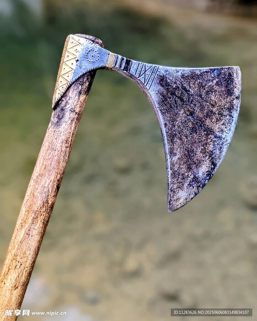古老銹跡斑斑的手工斧頭
