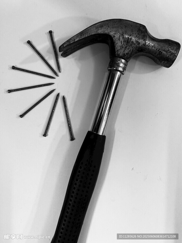 錘子與釘子工具組合圖