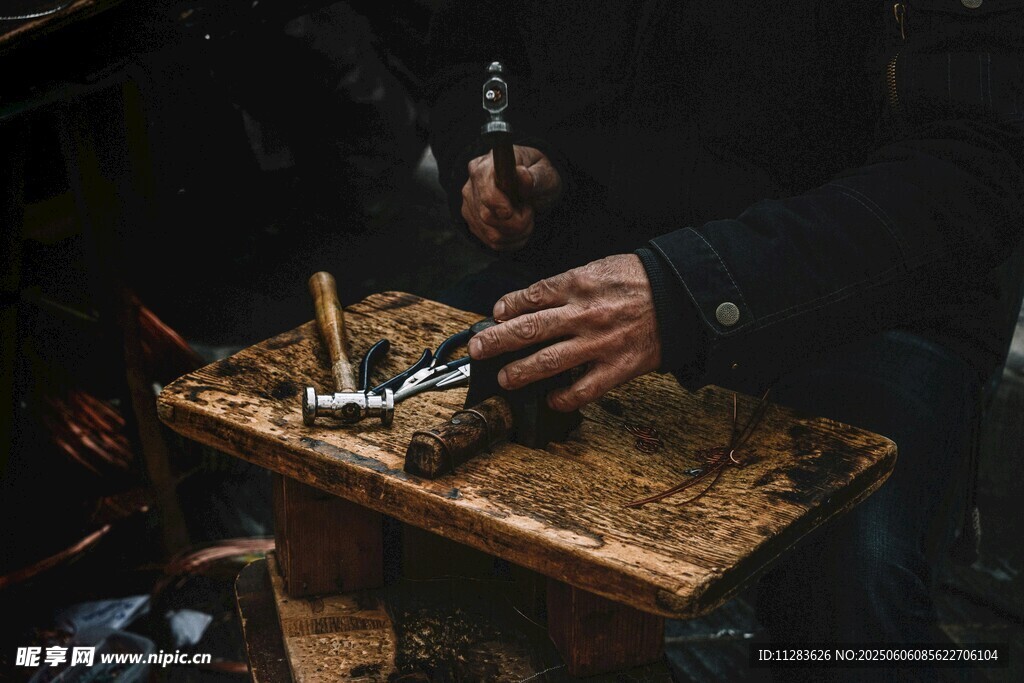 手工匠人專注于木工作業