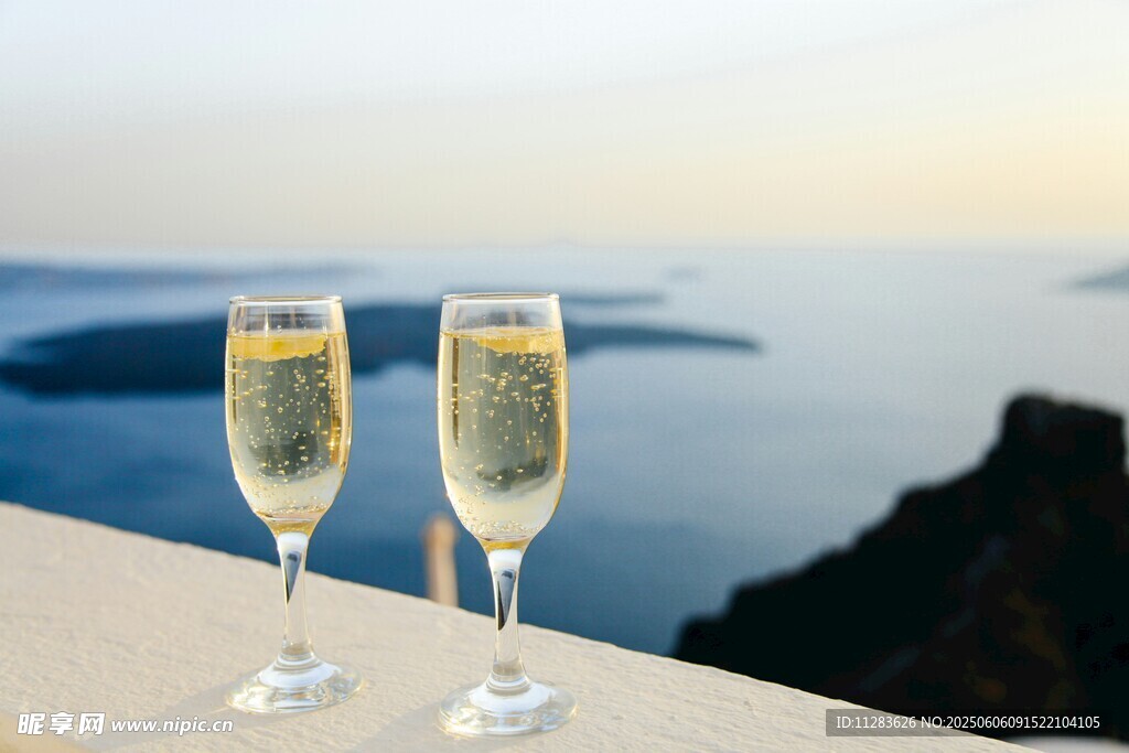 海景前的香檳酒杯