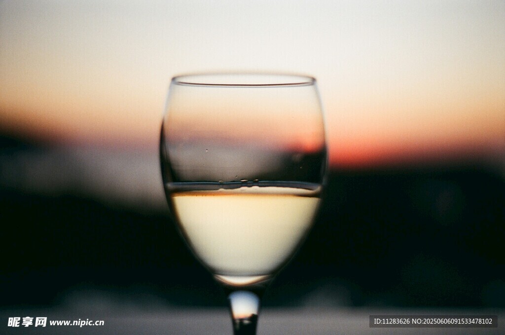 夕陽下的高腳杯白葡萄酒