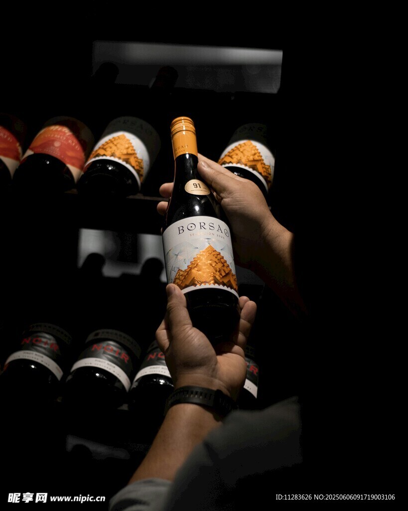 從酒架取葡萄酒