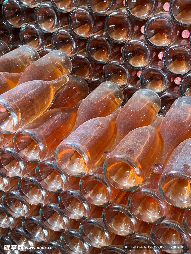 排列整齊的琥珀色玻璃瓶
