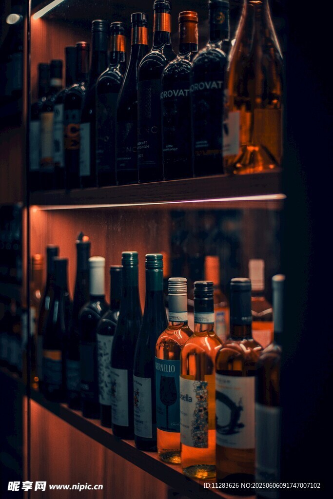 酒架上琳瑯滿目的各式美酒